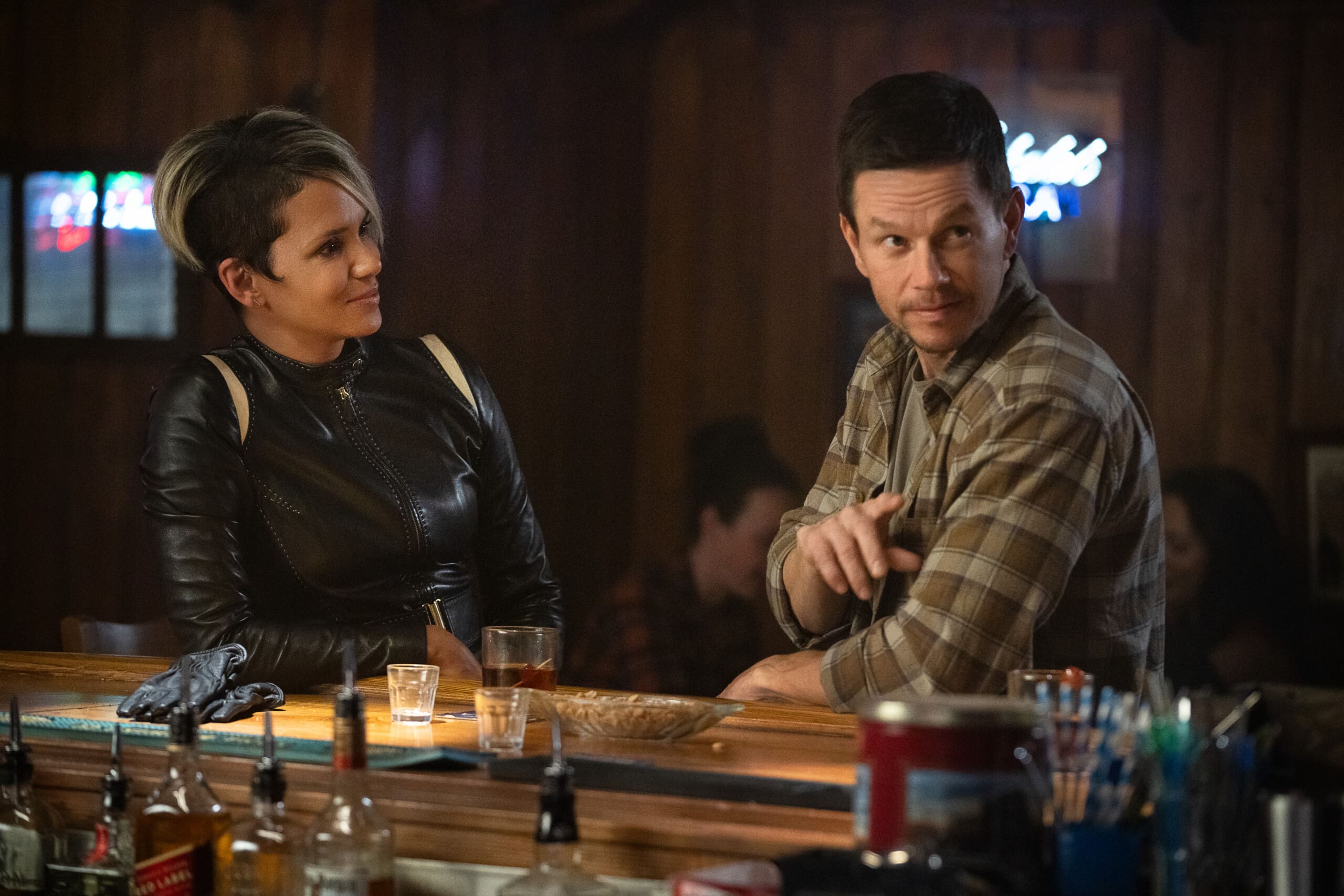 The Union. (L to R) Halle Berry as Roxanne Hall and Mark Wahlberg as Mike McKenna in The Union. 